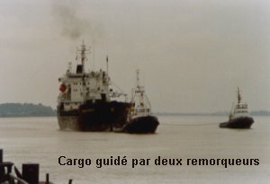 Cargo guidé par deux remorqueurs