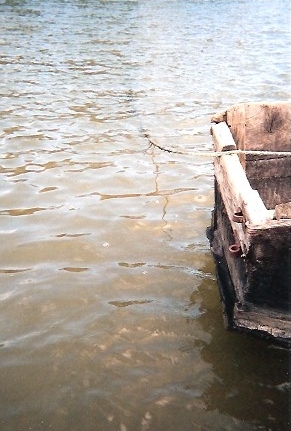 Bordage de l’avant scié par l’usure des amarres.