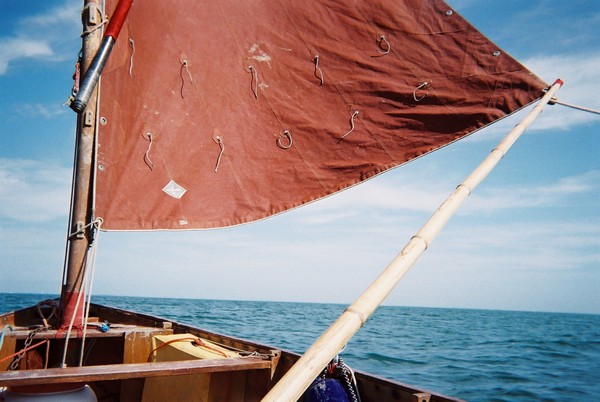L’immense tangon en bambou stabilise la voile et limite le roulis